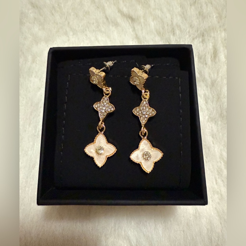Elegant Four Leaf Clover Earrings With Rhinestones